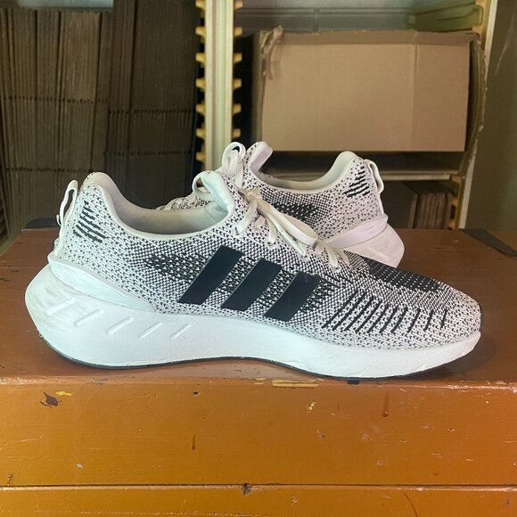 ADIDAS Men's Size 10.5 Originals Swift Run 22 Core Shock White Black Shoe GZ3507 - Picture 8 of 9